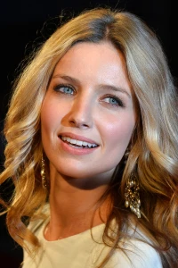 Photo of Annabelle Wallis