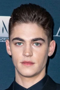 Foto de Hero Fiennes Tiffin