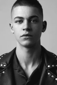 Foto de Hero Fiennes Tiffin