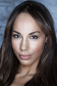 Photo of Amanda Brugel